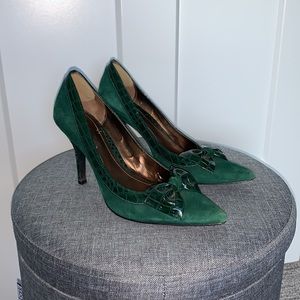 Emerald pumps with cute bow &snake pattern detail!